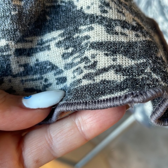 Trisha Tyler women’s mock neck gray print knit top long sleeve inside out stitch - Picture 6 of 14